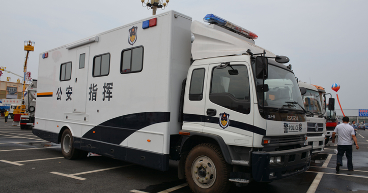 公安指挥车